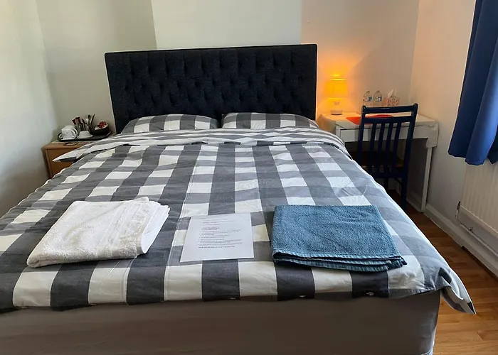 Large Double Bedroom With Free On Site Parking