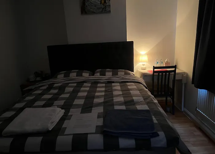 Large Double Bedroom With Free On Site Parking