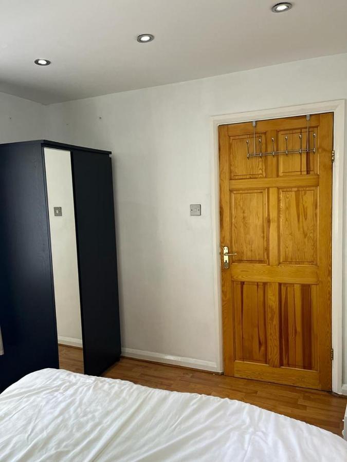 Проживание в семье Large Double Bedroom With Free On Site Parking *