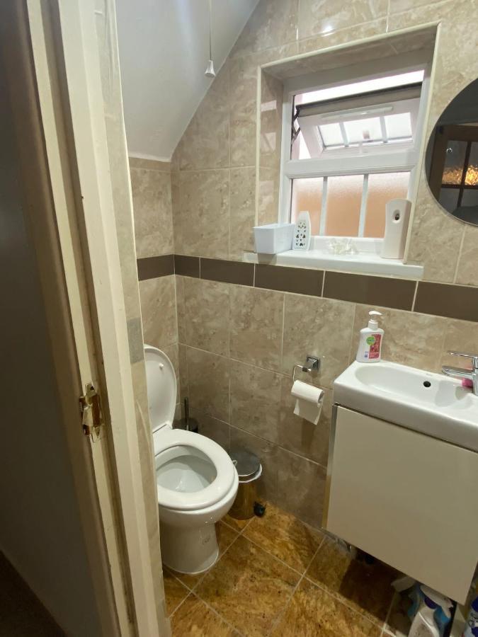 Проживание в семье Large Double Bedroom With Free On Site Parking