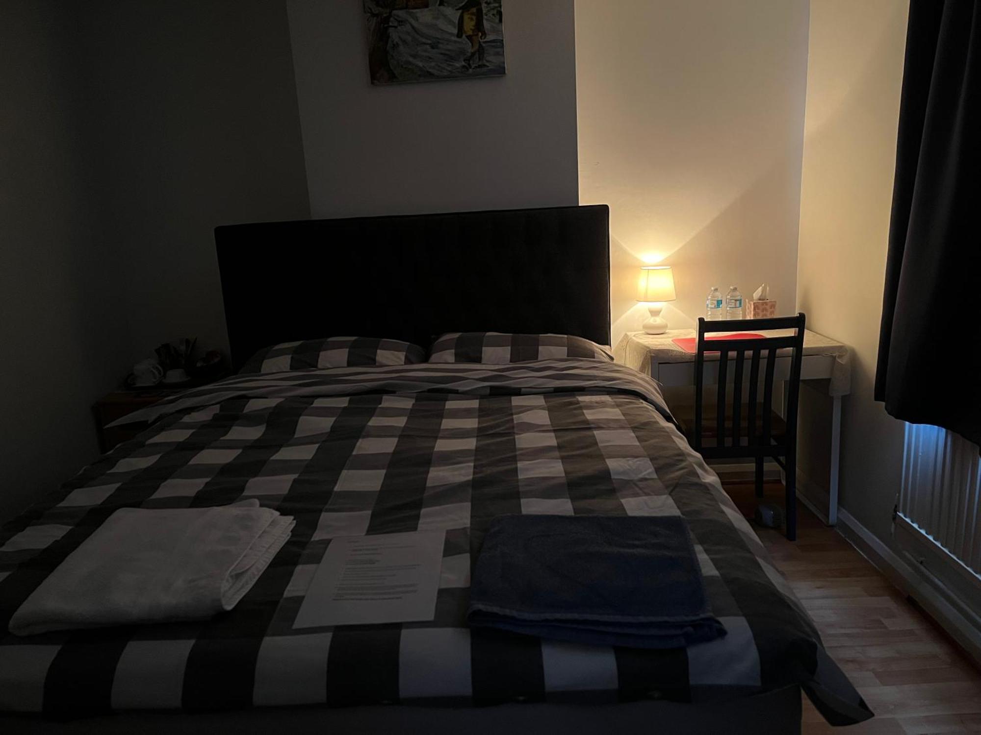 Проживание в семье Large Double Bedroom With Free On Site Parking